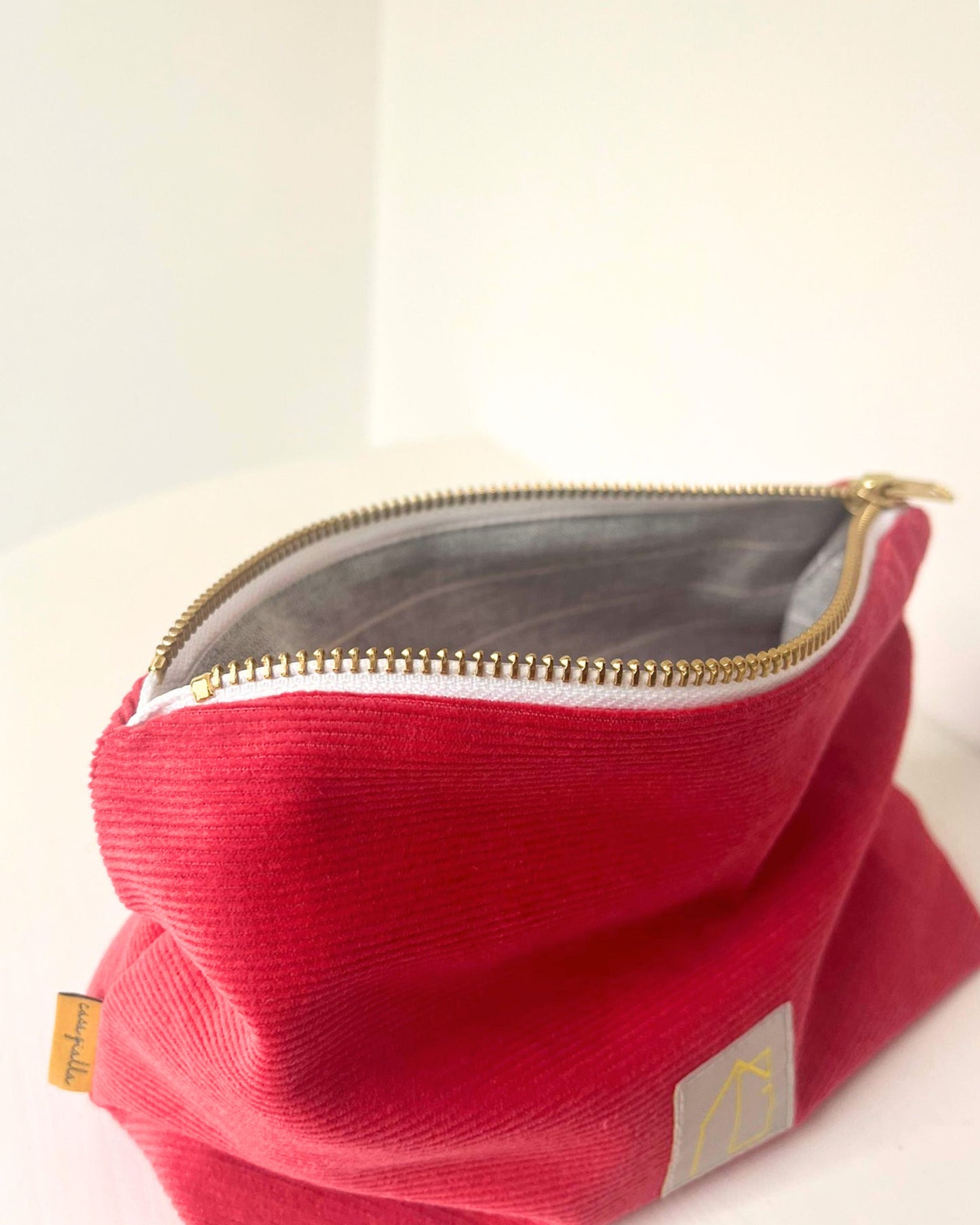 interno pochette corallo a contrasto con gessato grigio