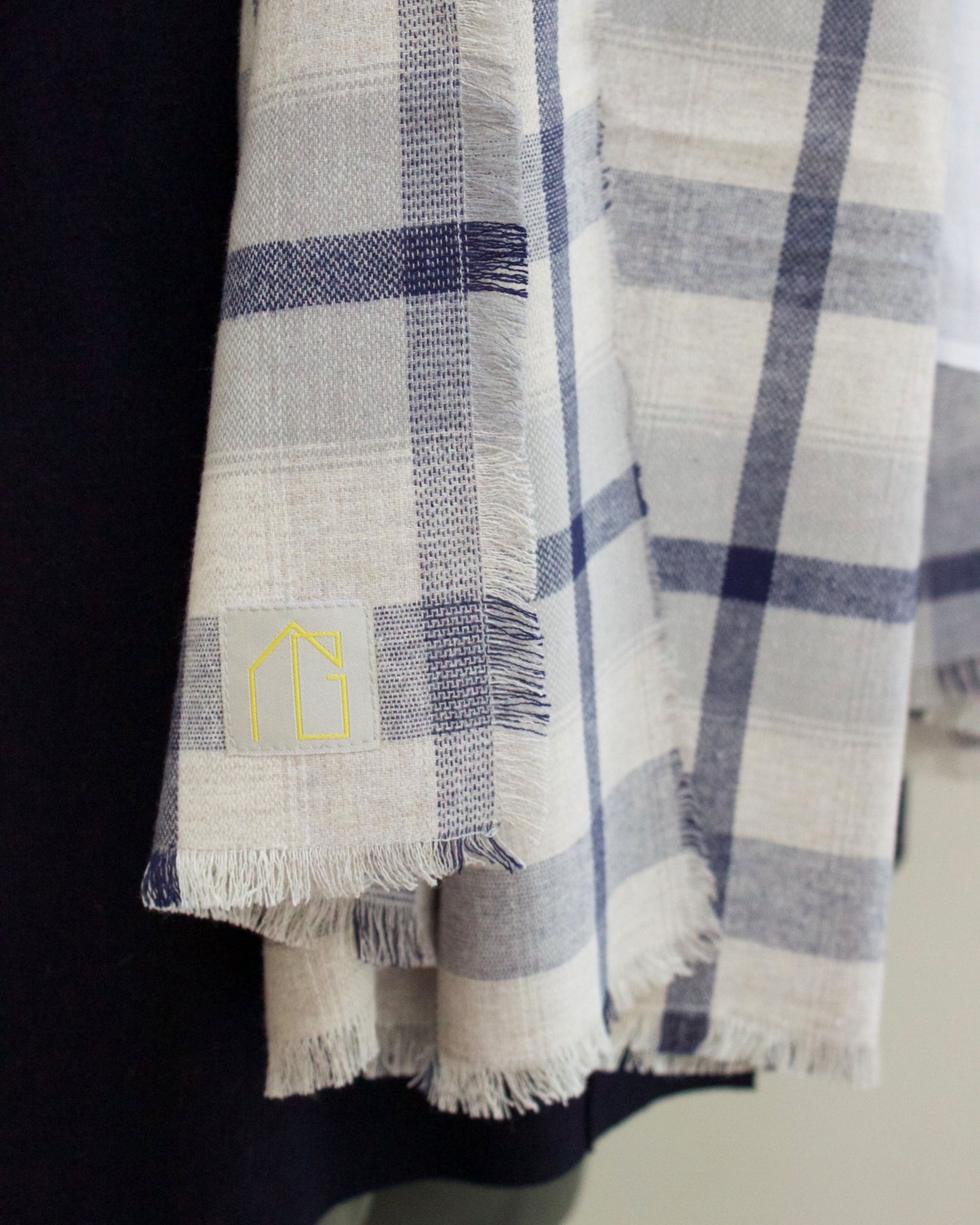 dettaglio tessuto pashmina tartan blu