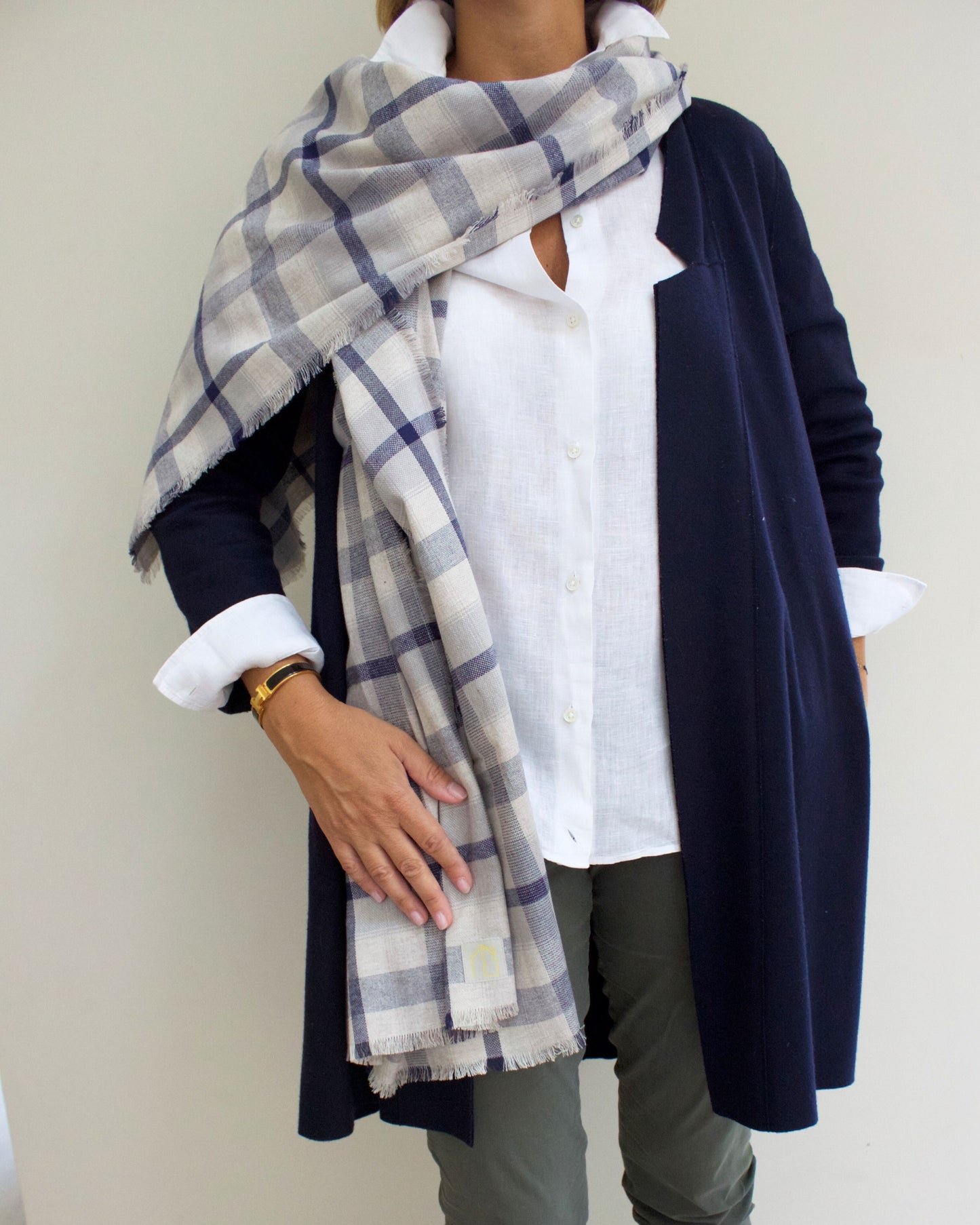 pashmina tartan blu indossata
