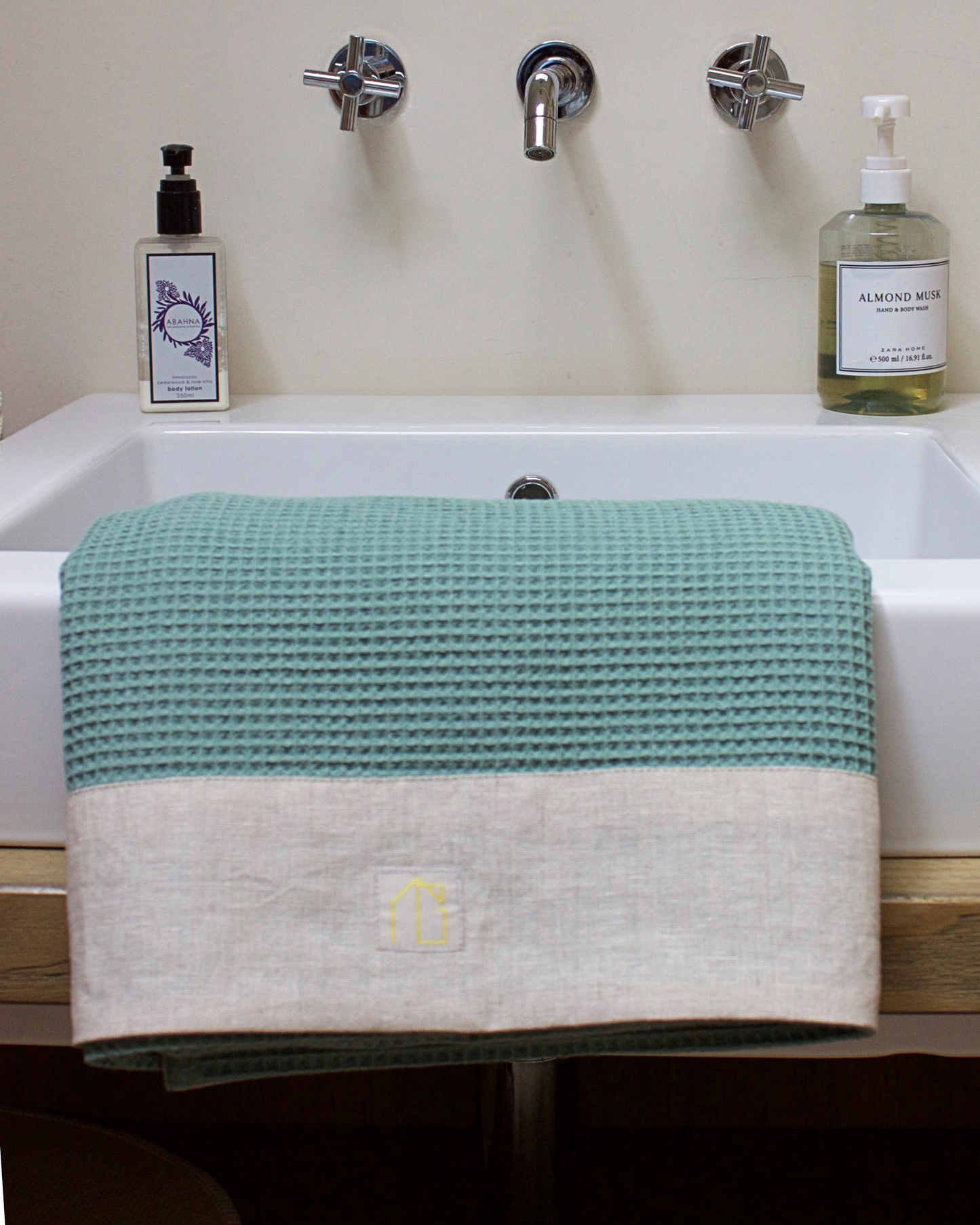 dettaglio bordatura in lino con etichetta Casa Gialla