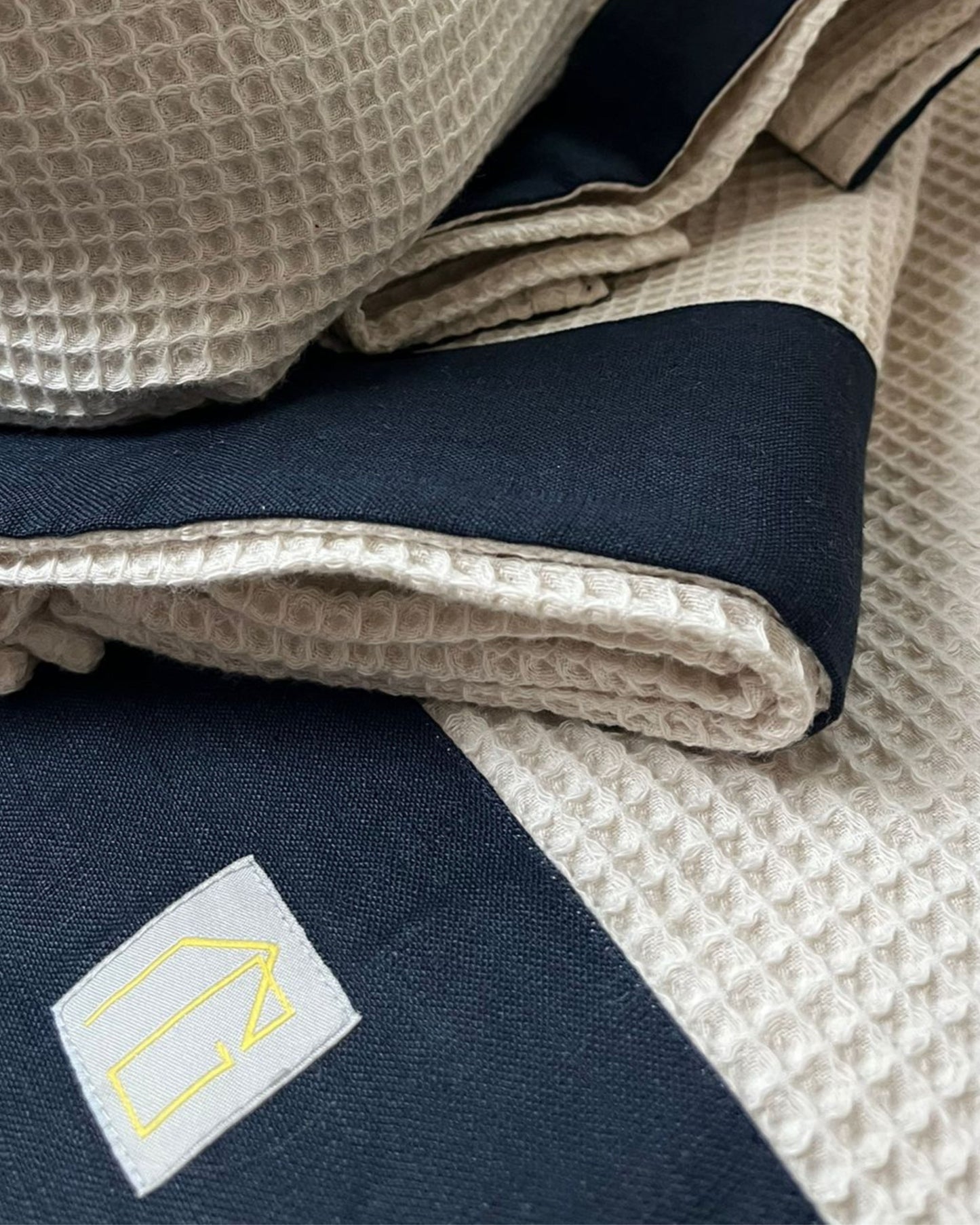 dettaglio trama nido ape e bordatura lino blu