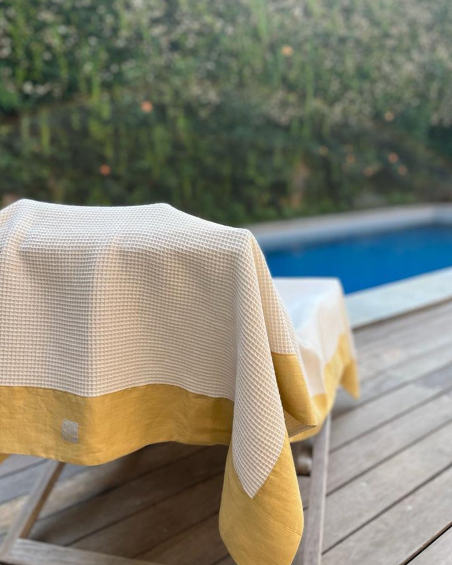 telo mare in cotone color panna con bordo in lino ocra