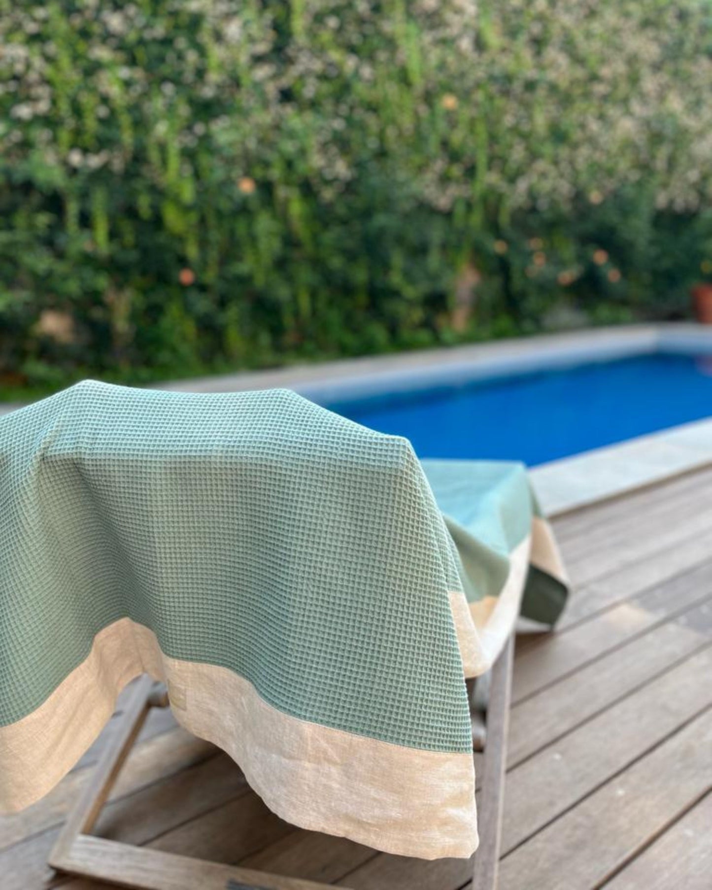 telo mare in nido d'ape verde salvia con bordo in lino naturale