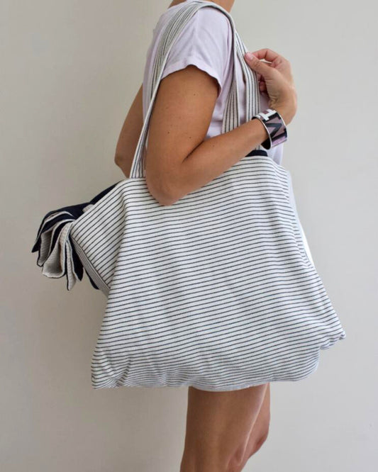 grande tote bag in cotone bianco a righe blu e interno in jeans blu