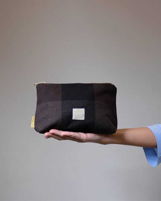 pochette in tessuto scozzese a quadri marrone e nero